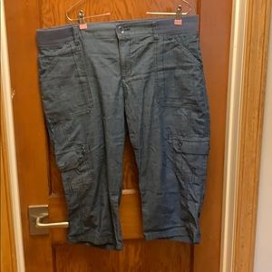 Lee relaxed fit mid-rise blue Capri.